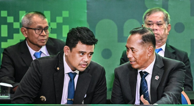 Gubernur Sumut Bobby Afif Nasution saat berbincang dengan Wakil Menteri PTST, Prof Fauzan