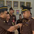 Kepala Kejaksaan Negeri Poso, Yos A. Tarigan, S.H., M.H., M.I.Kom., secara resmi memimpin upacara pelantikan dan pengambilan sumpah jabatan dua pejabat eselon IV di lingkungan Kejaksaan Negeri Poso pada Rabu (28/1/2026).