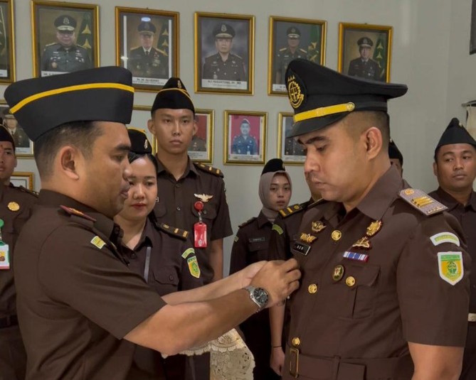 Kepala Kejaksaan Negeri Poso, Yos A. Tarigan, S.H., M.H., M.I.Kom., secara resmi memimpin upacara pelantikan dan pengambilan sumpah jabatan dua pejabat eselon IV di lingkungan Kejaksaan Negeri Poso pada Rabu (28/1/2026).