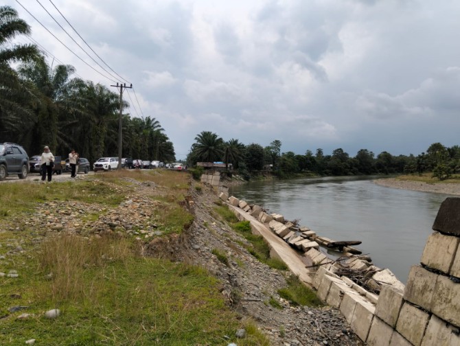 Jalan amblas di Batang Serangan, Kabupaten Langkat. Foto; Reza Sahab/kaldera.id
