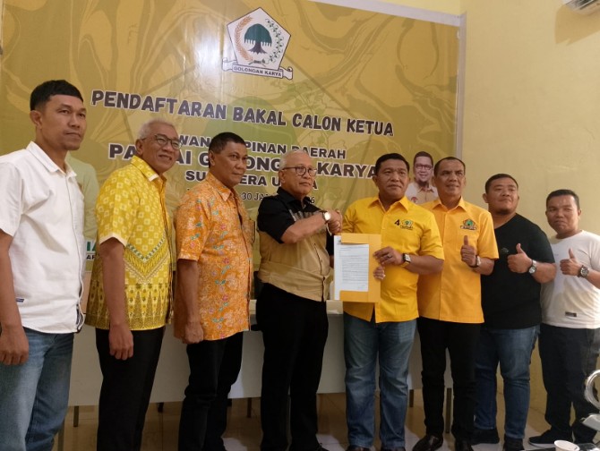 Tim Pemenangan Andar Amin Harahap saat mengambil formulir Calon Ketua Golkar Sumut. Foto; IST