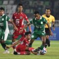 Pemain Bekasi City berusaha menghentikan laju pemain PSMS Medan. Dalam laga itu PSMS Medan menang 2-1. Foto: IST