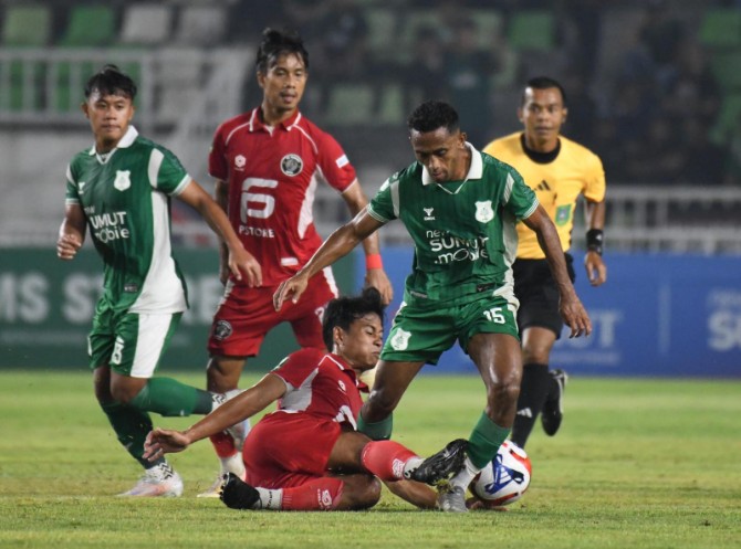 Pemain Bekasi City berusaha menghentikan laju pemain PSMS Medan. Dalam laga itu PSMS Medan menang 2-1. Foto: IST