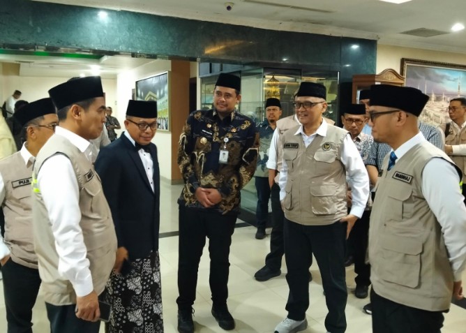 Gubernur Sumut Bobby Afif Nasution bersama Menteri Haji dan Umrah Muhammad Irfan Yusuf menghadiri konsolidasi petugas haji. Foto : Reza Sahab/kaldera.id