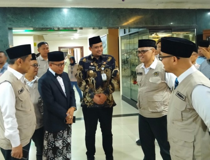 Gubernur Sumut Bobby Afif Nasution dan Menteri Haji dan Umroh RI Muhammad Irfan Yusuf usai menghadiri Konsolidasi Penyelenggaraan Haji di Asrama Haji Medan, Jumat (30/1/2026). Foto; Reza Sahab/kaldera.id