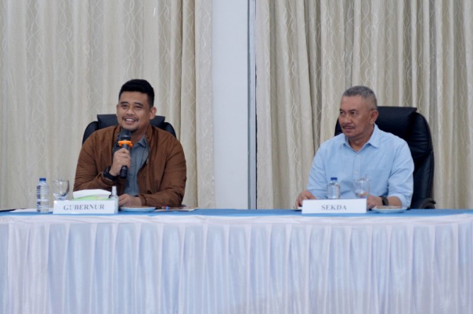 Gubernur Sumut Bobby Afif Nasution bersama Pj Sekda Provsu Sulaiman Harahap