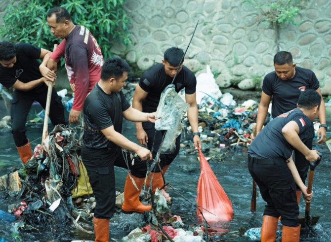 Personel Satuan Brimob Polda Sumatera Utara turun langsung membersihkan sungai dan jembatan di Jalan Bhayangkara, Kelurahan Indra Kasih, Kecamatan Medan Tembung, Kota Medan, Selasa (3/2/2026).