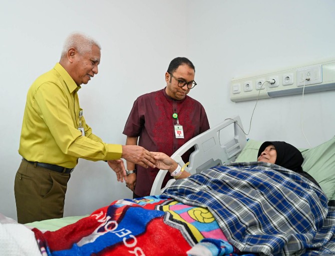 Wakil Gubernur Sumut, Surya menjenguk salah satu pasien di RSU Haji, Kamis (5/2/2026). Foto: dokumen Dinas Kominfo Sumut