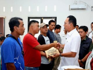 Gus Irawan Serahkan Bantuan Sosial Ke Ahli Waris Korban Bencana Di Batang Toru