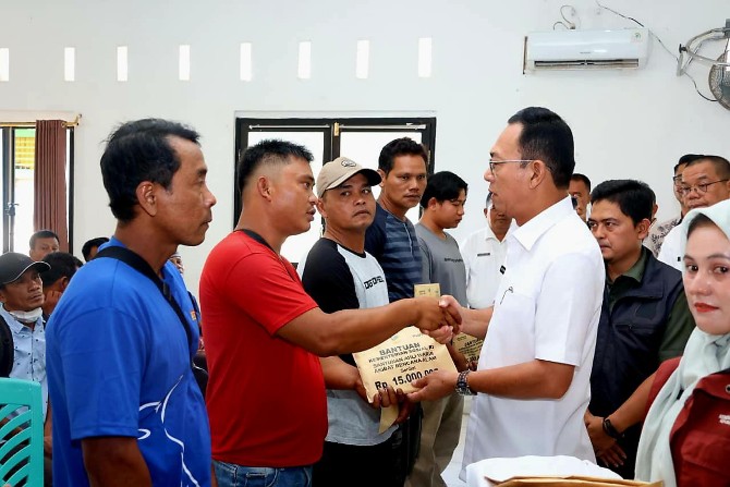 Bupati Tapanuli Selatan (Tapsel), H Gus Irawan Pasaribu, menyalurkan bantuan sosial berupa santunan kepada ahli waris korban meninggal dunia akibat terdampak bencana di Kecamatan Batang Toru, Rabu (28/01/2026).