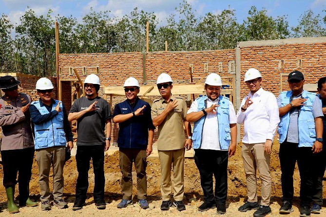 Dirut PTPN IV, Jatmiko Krisna Sentosa, dan Andy F Noya (Kick Andy) mengunjungi lokasi Hunian Tetap (Huntap)Dusun Taman Sari, Desa Hapesong Baru dan Pondok Rangkul Kecamatan Batang Toru, Kabupaten Tapanuli Selatan (Tapsel), Selasa (27/01/2026).