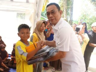 Bupati Tapsel Gus Irawan Serahkan Bantuan Perlengkapan Sekolah Ke 249 Siswa Terdampak Banjir
