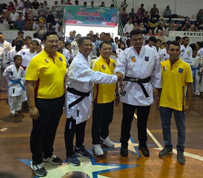 Gubernur Sumut Bobby Afif Nasution berfoto bersama dengan Danlanud Soewondo dan Pengurus Funakoshi Sumut. Foto:: Reza Sahab/kaldera.id
