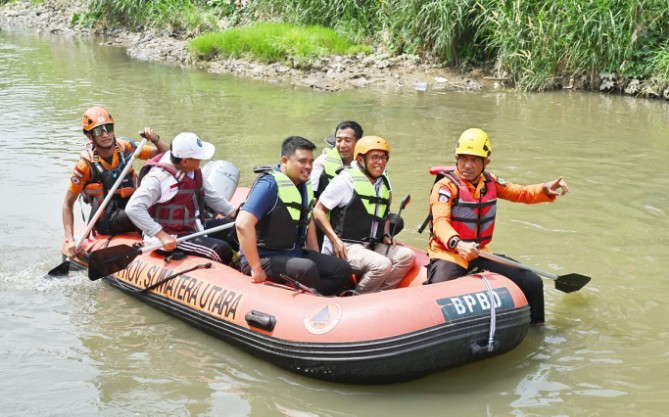 Gubernur Sumut Bobby Afif Nasution melakukan aksi bersih Sungai Bersih