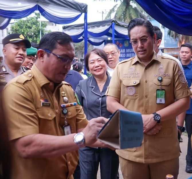 Wali Kota Medan Rico Waas membuka Pasar Murah Imlek. Foto; dokumen Dinas Kominfo Medan