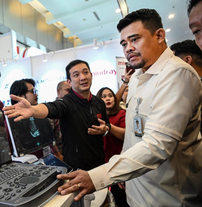 Gubernur Sumatera Utara Muhammad Bobby Afif saat menghadiri persi