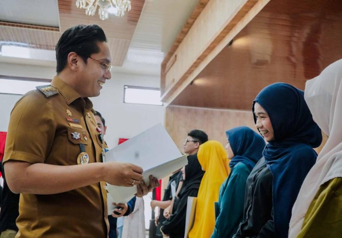 Wali Kota Medan Rico Waas menyerahkan sertifikat halal kepada pelaku UMKM di Medan