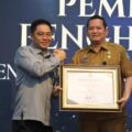Sekretaris DPRD Medan Ali Sipahutar menerima penghargaan E- Report JDIHN dari Pelaksana Harian (Plh) Kepala Kantor Wilayah Kementerian Hukum Sumatera Utara, Ferry Ferdiansyah. Foto; IST