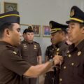 Kepala Kejaksaan Negeri (Kajari) Poso, Yos A. Tarigan, SH, MH, M.I.Kom, secara resmi melantik dua pejabat baru di lingkungan Kejaksaan Negeri Poso dalam sebuah prosesi khidmat yang dihadiri oleh seluruh pejabat struktural, jaksa, dan pegawai, Rabu (11/2/2026) di Aula Kejari Poso.