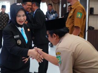 Wakil Bupati Langkat Tiorita Br Surbakti memberikan ucaoan selanat kepada pejabat yang baru dilantik. Foto: Dinas Kominfo Langkat