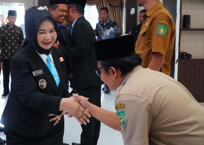 Wakil Bupati Langkat Tiorita Br Surbakti memberikan ucaoan selanat kepada pejabat yang baru dilantik. Foto: Dinas Kominfo Langkat