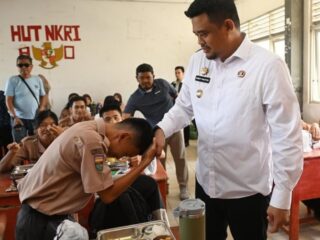 Gubernur Sumut Bobby Afif Nasution saat meninjau program MBG di SMA Negeri 1 Gunung Sitoli
