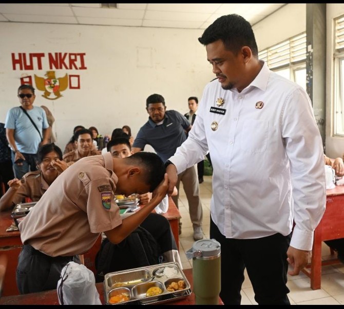 Gubernur Sumut Bobby Afif Nasution saat meninjau program MBG di SMA Negeri 1 Gunung Sitoli