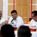 Gubernur Sumut Bobby Afif Nasution saat memimpin rapat percepatan pembangunan di NIas
