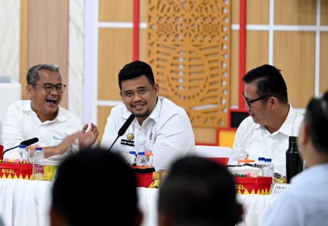 Gubernur Sumut Bobby Afif Nasution saat memimpin rapat percepatan pembangunan di NIas