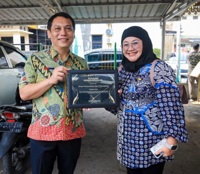 Kadis Kominfo Arrahman Pane dan Kabid Statistik beesama penghargaan yang diterimanya