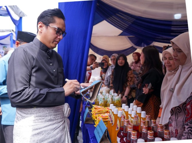 Wali Kota Medan Rico Waas saat membuka Pasar Murah menyambut Ramadhan di Lapangan Warna Warni Martubung, Kecamatan Medan Labuhan, Kamis (12/2/2026). Foto: IST