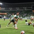 Pemain PSMS Medan melakukan latihan persiapan menghadapi Sumsel United di Stadion Utama Sumut, Sabtu (14/2/2026). Foto; IST