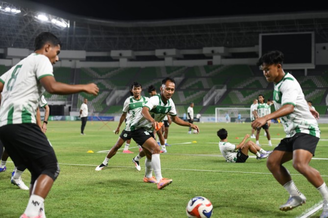 Pemain PSMS Medan melakukan latihan persiapan menghadapi Sumsel United di Stadion Utama Sumut, Sabtu (14/2/2026). Foto; IST