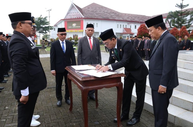 Bupati Tapanuli Selatan (Tapsel), Gus Irawan Pasaribu melantik 42 pejabat eselon III dan IV di Lapangan Parade Pusat Perkantoran Pemerintah Daerah, di Kecamatan Sipirok, Senin (9/2/2026).