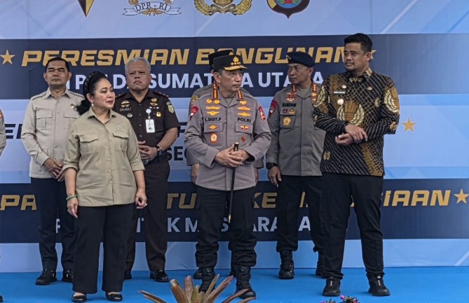 Kapolri Jendral Pol Listio Sigit Prabowo bersama Gubernur Sumut, Ketua Komisi IV DPR RI melepas 22 kontainer bantuan kemanusiaan untuk korban bencana di Sumut di Mapoldasu, Sabtu (14/2/2026). Foto: Reza Sahab/kaldera.id