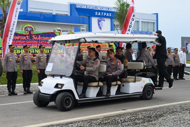 Gubernur Sumut Bobby Afif Nasution bersama Kapolri Jendral Pol Listio Sigit Prabowo. Foto: dokumen Dinas Kominfo Sumut