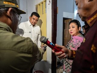 Bobby Nasution Dampingi Kapolri dan Titiek Soeharto Salurkan 16 Truk Bantuan untuk Korban Bencana Tapteng
