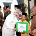 Wakil Bupati Langkat, Tiorita Br Surbakti menyerahkan zakat