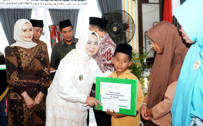 Wakil Bupati Langkat, Tiorita Br Surbakti menyerahkan zakat