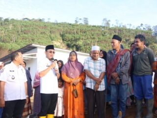 Tak Ingin Warga Larut Dalam Duka, Gus Irawan Serahkan 25 Sapi Sambut Ramadhan