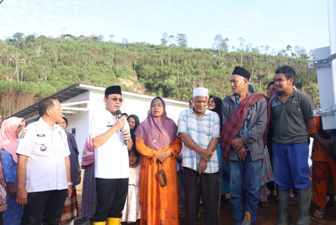 Gus Irawan Pasaribu menyerahan 25 ekor sapi Sambut Ramadhan kepada warga terdampak banjir bandang