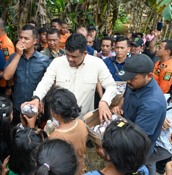 Gubernur Sumut Bobby Nasution memberikan bantuan kepada korban banjir di Tapanuli Tengah, Rabu (18/2/2026). Foto; dokumen Dinas Kominfo Sumut