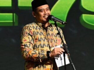Tarawih Perdana di Tengah Duka, Bobby Salat Bersama Korban Banjir Tapteng