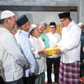 Gubernur Sumut Bobby Nasution saat Shalat Tarawih di salah satu masjid di Tapanuli Tengah