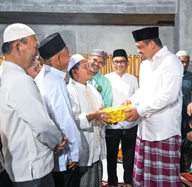 Gubernur Sumut Bobby Nasution saat Shalat Tarawih di salah satu masjid di Tapanuli Tengah