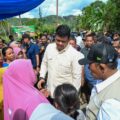 Gubernur Sumut Bobby Afif Nasution saat berada tenda di pengusian warga korban banjir di Tapanuli Tengah