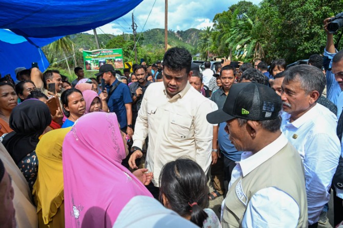 Gubernur Sumut Bobby Afif Nasution saat berada tenda di pengusian warga korban banjir di Tapanuli Tengah