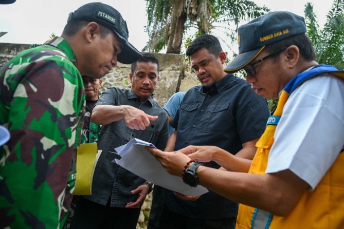 Gubernur Sumut Bobby Afif Nasution saat meninjau Sungai Tukka di Desa Hutanabolon, Kecamatan Tukka, Kabupaten Tapanuli Tengah, Kamis (19/2/2026). Foto: dokumen Dinas Kominfo Sumut