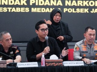 Wali Kota Medan Rico Waas bersama Kapolrestabes Medan, Kajari Medan saat pengungkapan kasus narkoba di Mapolrestabes Medan. Foto: dokumen Dinas Kominfo Medan