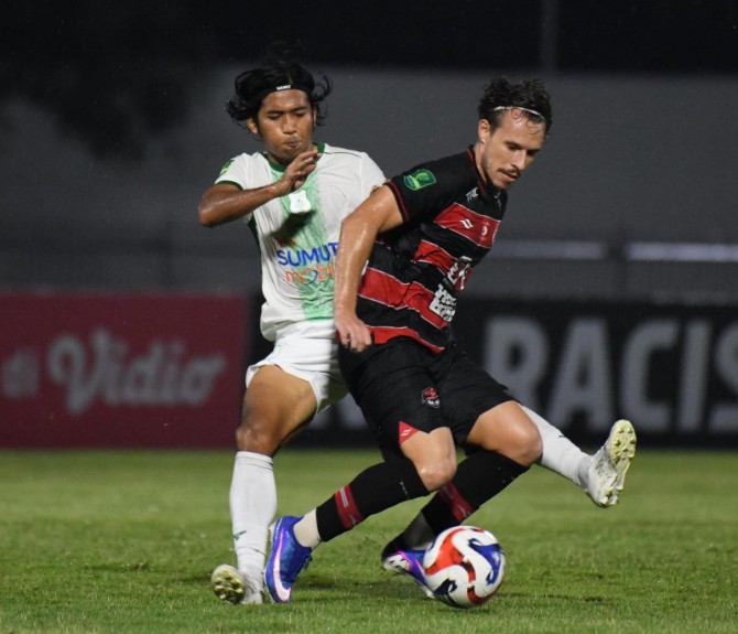 Pemaim PSMS Medan berusaha menahan laju pemain Persekat Tegal. Dalam laga itu PSMS Medan kalah 0-2. Foto: IST